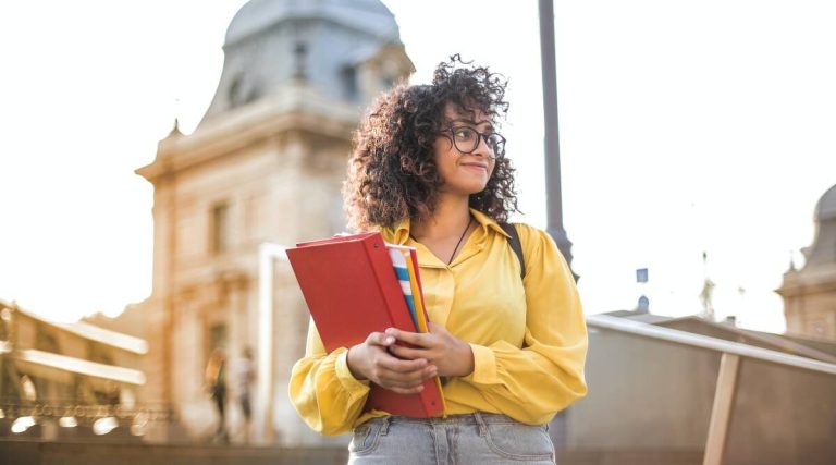 IELTS və ya TOEFL Olmadan Xaricdə Təhsil Ala Biləcəyiniz Ölkələr