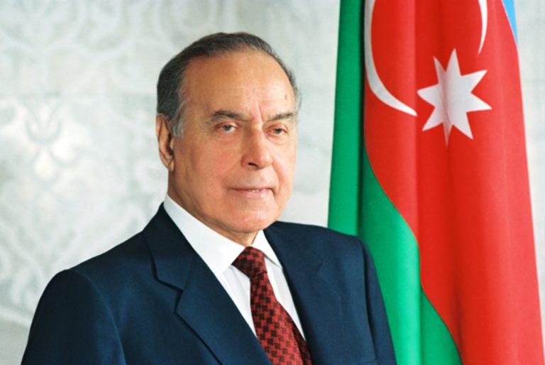 Heydər Əliyev : Azərbaycanı Zirvələrə Daşıyan Dahi Lider