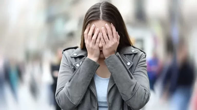 Aqorafobiya nədir? Əsas xüsusiyyətləri, Simptomları