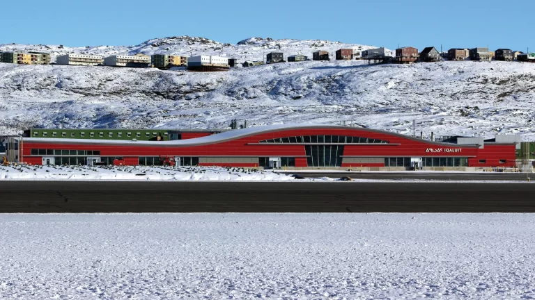 Iqaluit Havalimanı: İnfrastruktur, Texniki İmkanlar