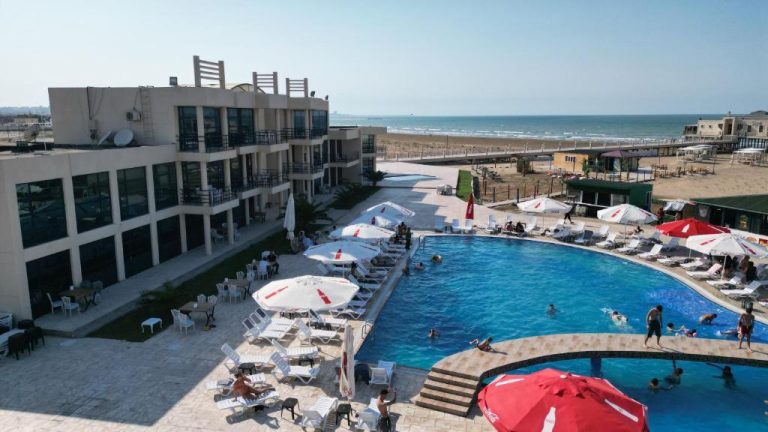 Khazar Golden Beach : Yerləşməsi, Ətraf Mühiti, Turizm, İstirahət İmkanları