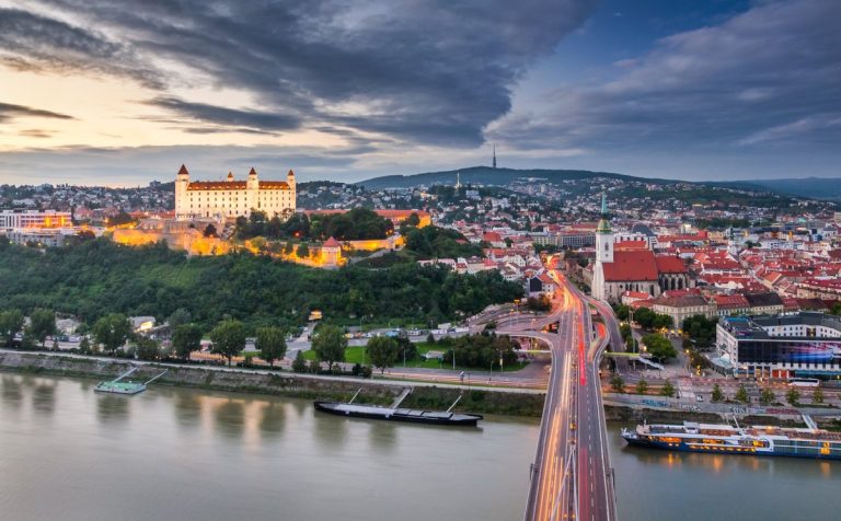 Slovakiya: Tarixi, İqtisadiyyatı, Təhsili