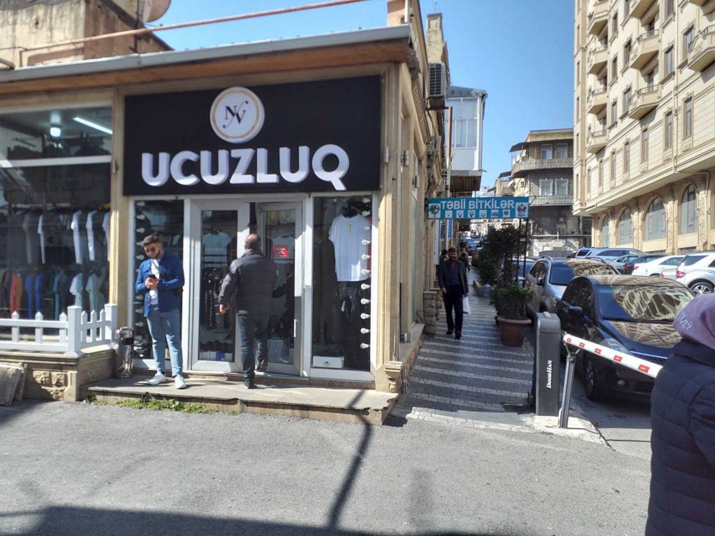 Ucuzluq : Geniş Məhsul Seçimi, Satış Strategiyaları