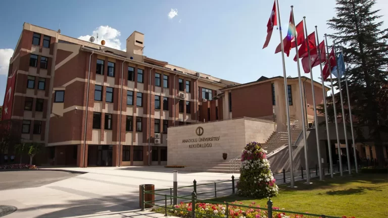 Anadolu Universiteti: Fakültələri, Təhsil Haqları, Tələbə Həyatı-ƏN SON