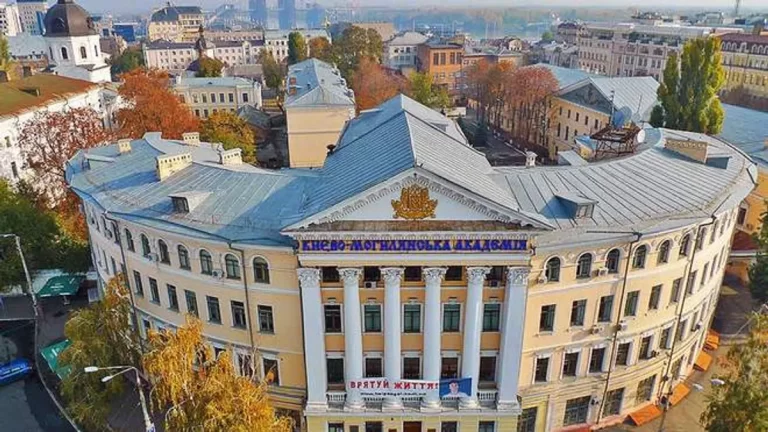 Kiyev Milli Universiteti-Mohyla Akademiyası: Fakültələr, Proqram Portfeli