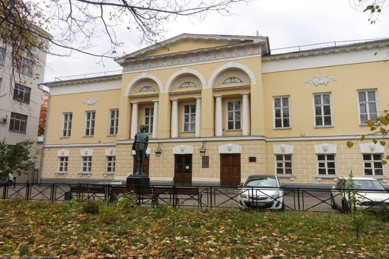 Gorki Ədəbiyyat İnstitutu: Tədris Proqramları,  İxtisaslar