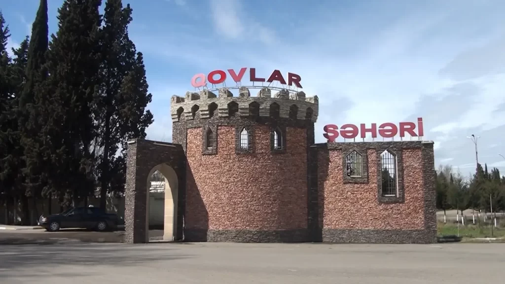 Qovlar şəhəri : Coğrafi mövqeyi, İqtisadiyyatı
