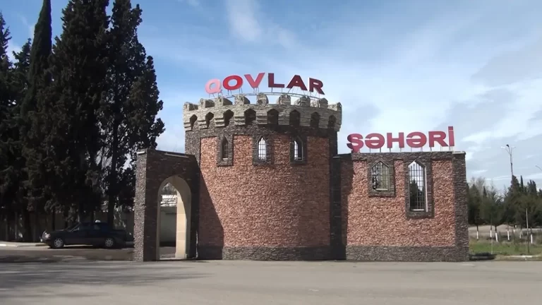 Qovlar şəhəri : Coğrafi mövqeyi, İqtisadiyyatı