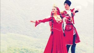 Qıtqılıda Rəqsi: Mədəni Konteksti, Səhnə Tərtibatı